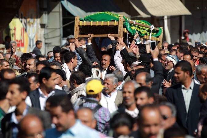 يمنيون خلال تشييعهم جثمان السياسي البارز محمد المتوكل في صنعاء امس الاول افپ
