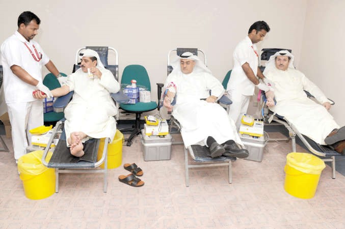 العاملون بـ كونا اثناء التبرع بالدم 