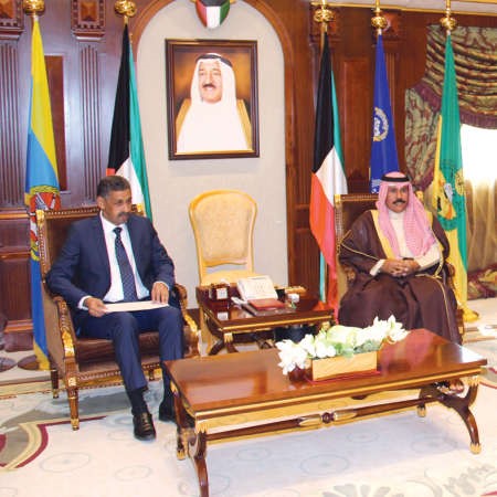 سمو ولي العهد الشيخ نواف الاحمد خلال استقباله وزير الشؤون الاقتصادية الموريتاني﻿