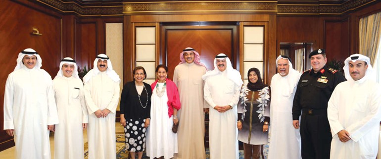 الشيخ صباح الخالد متوسطا اعضاء مجلس امناء رحلة الامل﻿