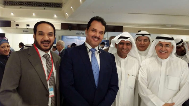 دجمال الحربي مع عدد من المشاركين في الملتقى