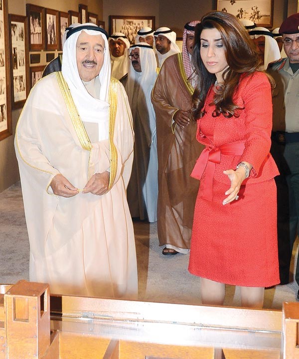 صاحب السمو الامير يستمع الى شرح حول مقتنيات المعرض من الشيخة منى الجابر العبدالله