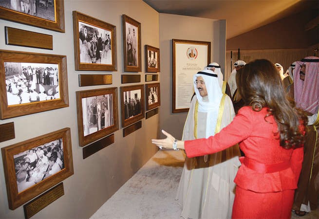 صاحب السمو الامير خلال جولة في المعرض المصاحب للاحتفال ﻿