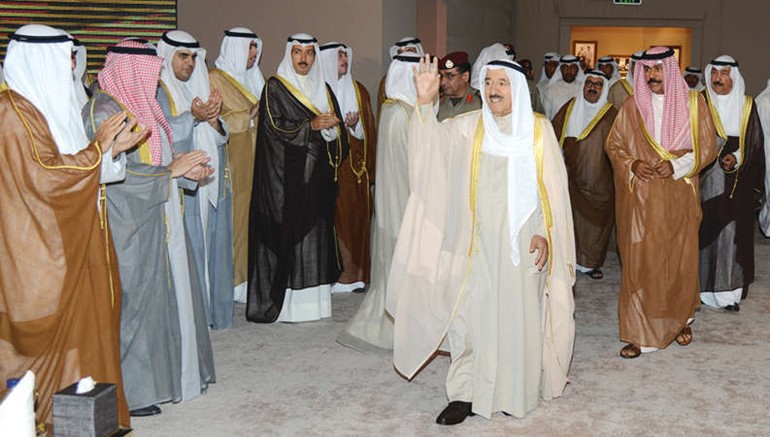 صاحب السمو الامير الشيخ صباح الاحمد يحيي الحضور لدى وصوله الى مقر الحفل ﻿