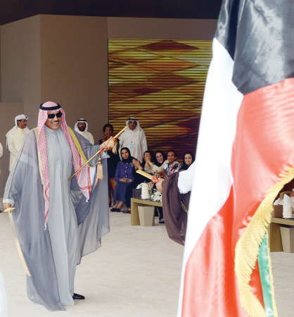 الشيخ صباح الخالد خلال تادية العرضة﻿