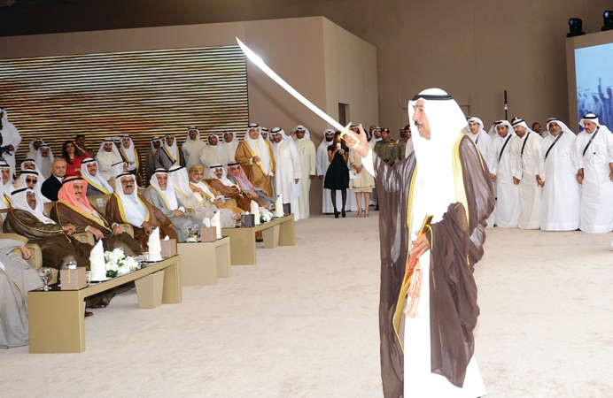 الشيخ جابر العبدالله يؤدي العرضة ﻿