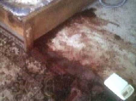 هنا قرب السرير سقط بن لادن مضرجا بدمه من 3 رصاصات عاجله بها روب اونيل الى راسه مباشرة