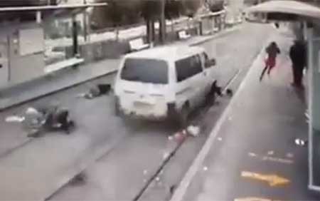 بالفيديو.. شاهد لحظة دهس سيارة لـ 3 جنود صهاينة.. وانتفاضة الدهس توشك على الانفجار