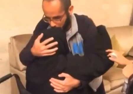 فوزي العودة بين احضان والدته 