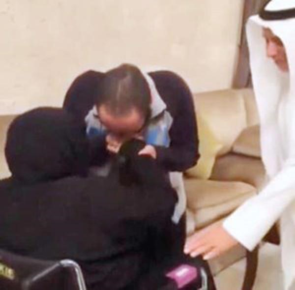 فوزي العودة مقبلا يد والدته