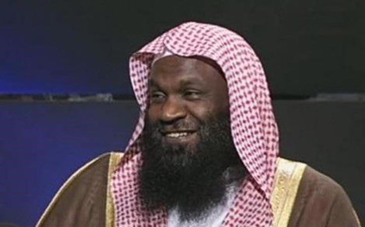 الكلباني يكافئ سبعينية أندونيسية حفظت عدداً من سور القرآن بدعوة للعمرة
