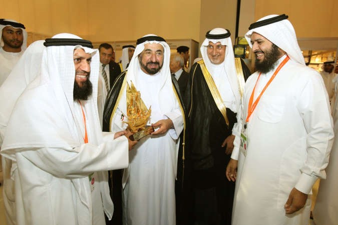 داود العسعوسي مهديا حاكم الشارقة الشيخ د سلطان القاسمي درعا تذكارية﻿