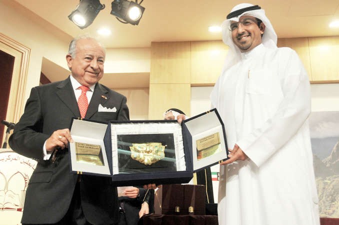تكريم الشاعر عبد العزيز سعود البابطين ويتسلمه عبد الرحمن البابطين