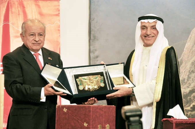 المستشار محمد ابو الحسن متسلما تكريم صاحب السمو الامير