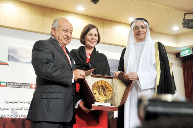 د مصطفى بهبهاني مكرما سفير بيرو وحرمه