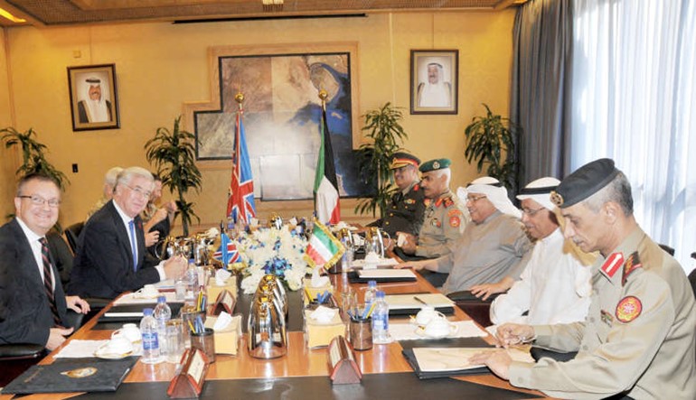 الشيخ خالد الجراح خلال الاجتماع مع وزير الدولة لشؤون الدفاع البريطاني مايكل فلون والوفد المرافق له﻿