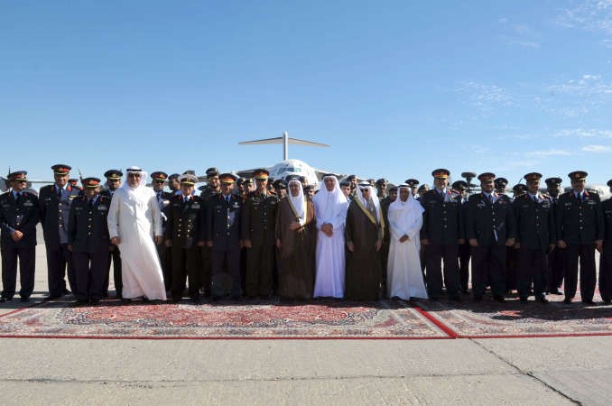 الشيخ خالد الجراح والفريق الركن محمد الخضر واللواء ركن طيار يوسف الشايع وعدد من قيادات وامار القوات الجوية امام طائرات kc130j وc17 خلال الحفلقاسم باشا