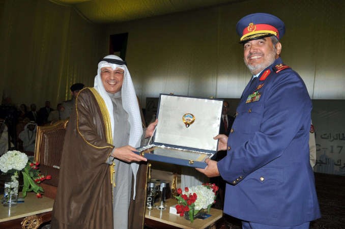 الشيخ خالد الجراح مكرما اللواء ركن طيار يوسف الشايع