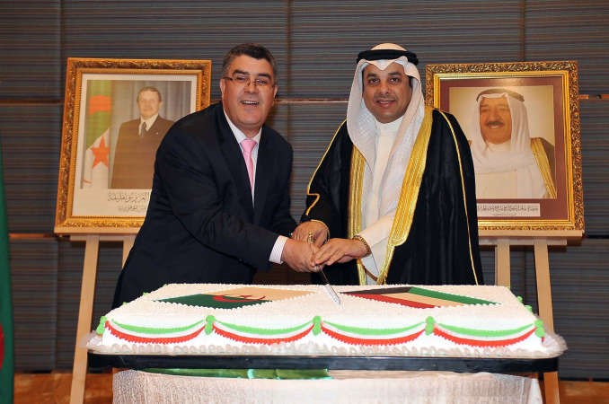 يعقوب الصانع مع السفير الجزائري خميسي عريف خلال قطع كيكة الاحتفالاسامة ابو عطية﻿