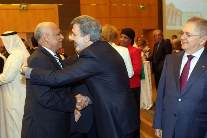 سلام مملوء بالود بين السفيرين المصري عبدالكريم سليمان والايراني علي رضا عنايتي﻿