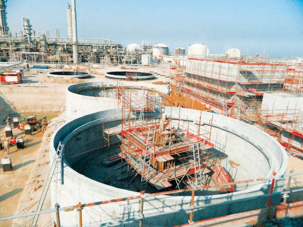 ميزانية الكويت تدخل من اليوم مرحلة الخطر مع هبوط اسعار النفط الكويتي الى 75 دولارا للبرميل﻿