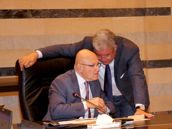 نقاش جانبي بين رئيس الحكومة تمام سلام ووزير الداخلية نهاد المشنوق على هامش جلسة الحكومة امس محمود الطويل