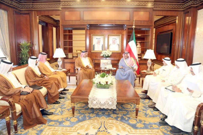 الشيخ صباح الخالد مستقبلا وزير الخارجية القطري دخالد بن محمد العطية والوفد المرافق له﻿