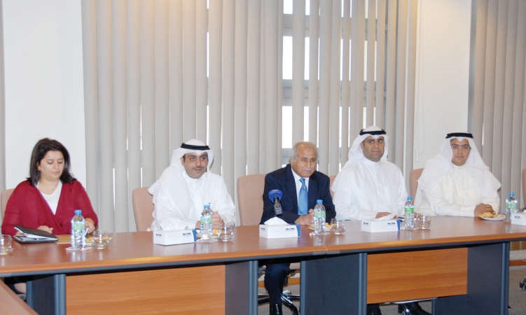  الشيخ احمد المشعل ودعبداللطيف البدر ود رنا الفارس خلال الاجتماع على هامش الجولة