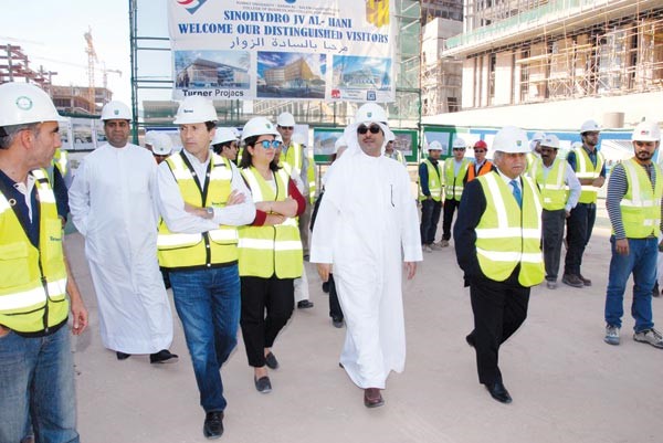 الشيخ احمد المشعل ودعبداللطيف البدر ودرنا الفارس خلال الجولة التفقدية في مدينة صباح السالم الجامعية