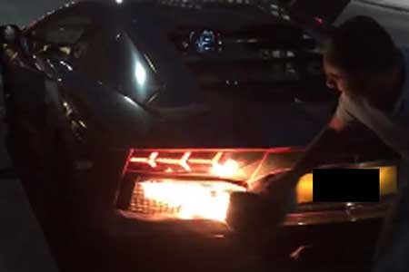 بالفيديو.. "مقحص" يتسبب باحراق سيارته "اللامبورغيني" بشوارع لندن.. ويسير بها مشتعلة !