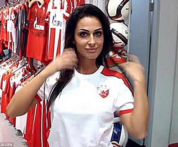 بالصور.. طرد مذيعة حسناء من الملعب بسبب تشتيتها انتباه اللاعبين