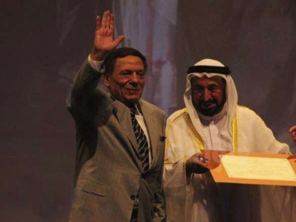 الشيخ سلطان القاسمي مكرما عادل امام