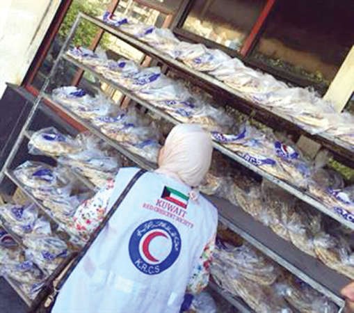 توزيع ارغفة الخبز وزيت الزيتون من قبل الهلال الاحمر ﻿