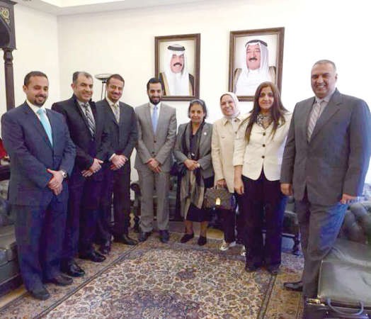 محمد الوقيان وطاقم السفارة مع وفد الهلال الاحمر﻿