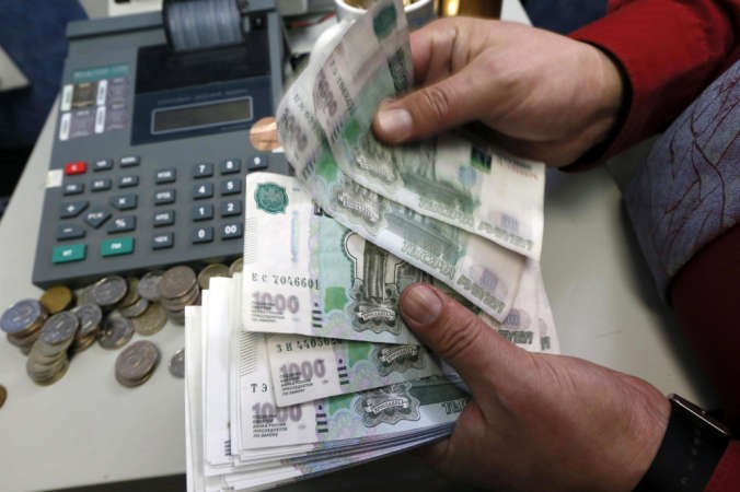انخفاض شديد للعملة الروسية الروبل امام كل من الدولار واليورو باكثر من 2 عن الاغلاق السابق رويترز