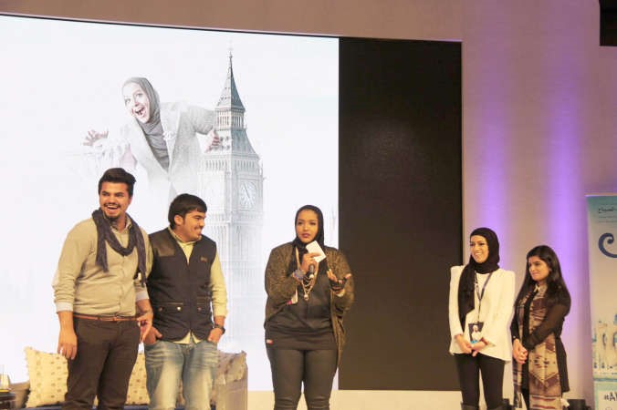  الفنانة الشابة الاء الهندي خلال المحاضرة مع الطلبة