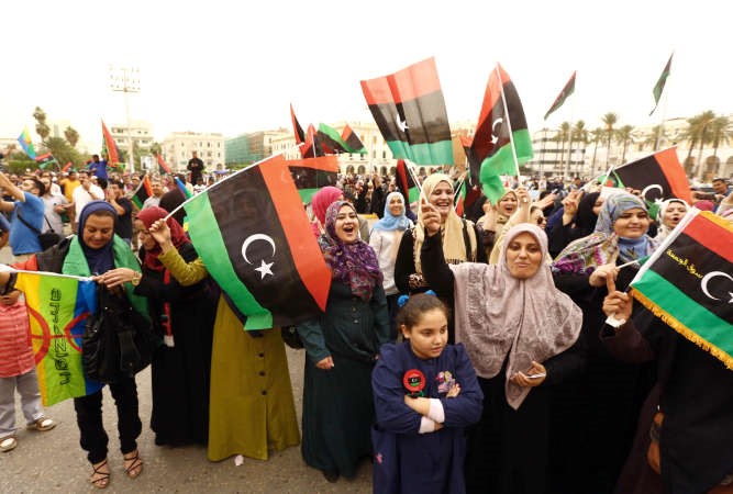ليبيون يحتفلون بقرار المحكمة الدستورية العليا بحل البرلمان المنتخب بطرابلس امس الاولافپ