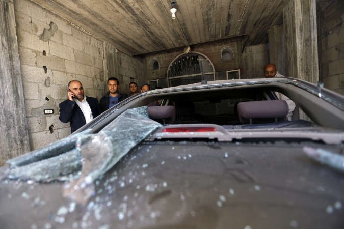 القيادي في فتح فايز ابوعيطة متفقدا الاضرار التي لحقت بسيارته جراء تفجير استهدف منزله بغزة امسافپ