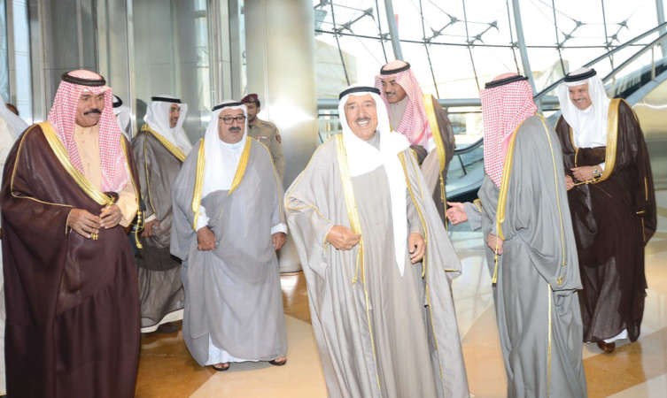 صاحب السمو الامير الشيخ صباح الاحمد قبيل مغادرته البلاد وفي وداعه سمو ولي العهد الشيخ نواف الاحمد والشيخ ناصر صباح الاحمد والشيخ خالد الجراح﻿