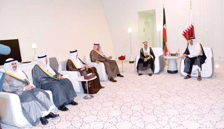 صاحب السمو الامير الشيخ صباح الاحمد وصاحب السمو الامير الشيخ تميم بن حمد والوفد المرافق خلال المباحثات﻿