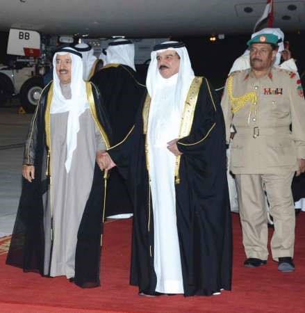 عاهل البحرين الملك حمد بن عيسى ال خليفة مرحبا بصاحب السمو الامير الشيخ صباح الاحمد لدى وصوله الى المنامة﻿