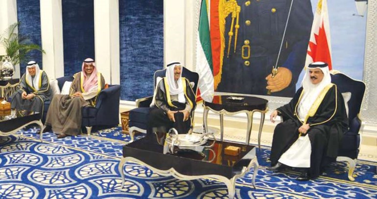 صاحب السمو الامير الشيخ صباح الاحمد وعاهل البحرين الملك حمد بن عيسى ال خليفة والشيخ صباح الخالد خلال جلسة المباحثات﻿