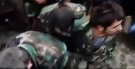 فيديو وحشي... داعش يعدم 3 ضباط ركلاً بالأقدام حتى الموت ويسحلهم بشوارع الرقة