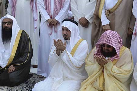 بالفيديو والصور.. أمير مكة يتشرف بغسل الكعبة.. ويهدي كمية كبيرة من افخر انواع العود والورد للكعبة