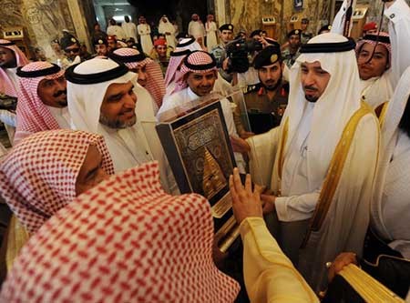 بالفيديو والصور.. أمير مكة يتشرف بغسل الكعبة.. ويهدي كمية كبيرة من افخر انواع العود والورد للكعبة