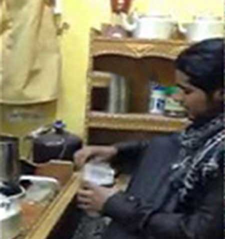 بالفيديو.. سعودي يبهّر القهوة بالنقود.. ويستفز مشاهديه!