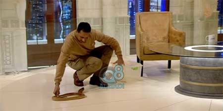 بالفيديو.. شاهد ردة فعل مذيعة كويتية عندما اخرج الضيف حية "كوبرا" على الهواء