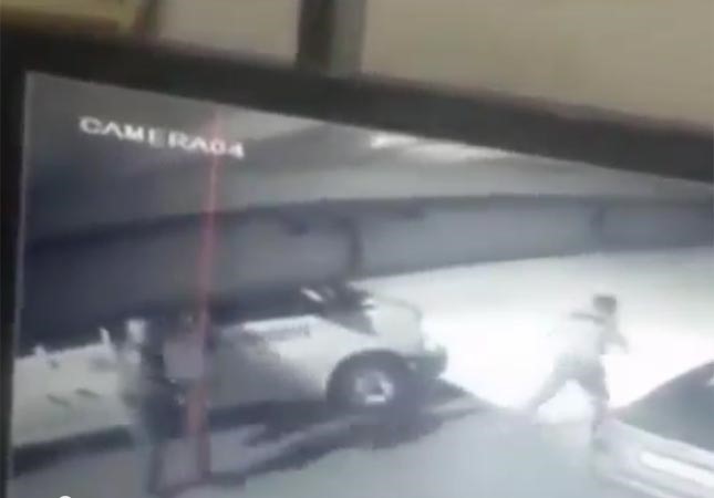 بالفيديو.. شرطي إسرائيلي يقتل فلسطينياً بدم بارد