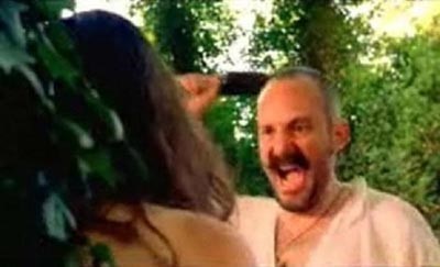 بالصور.. نورجول يشليجاي تشعل تركيا بعد الظهور عارية في فيلمها الجديد