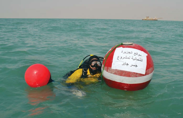 احد اعضاء فريق الغوص في جون الكويت ﻿